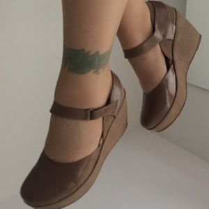 NWT, NIB, Leather Antelope wedge w/strap